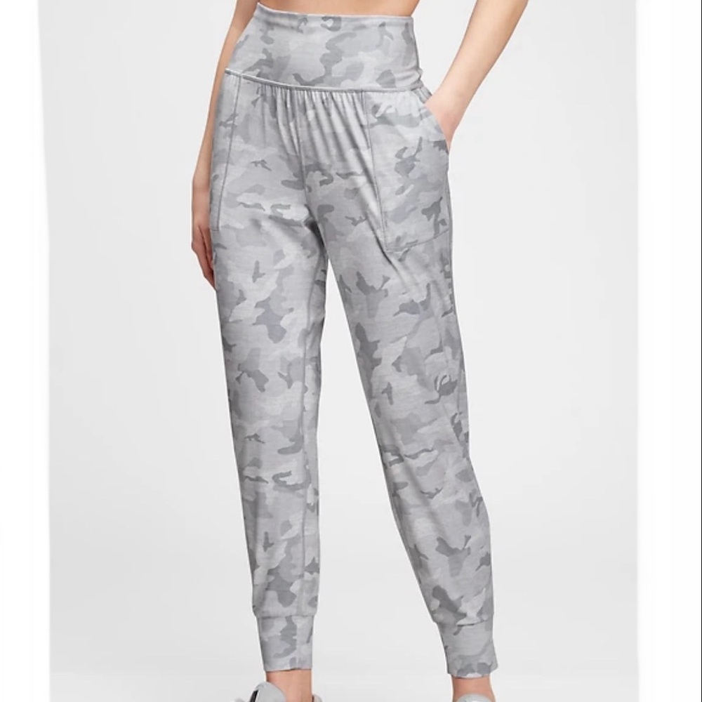 GapFit Eclipse Super High Rise Joggers, Camo, L